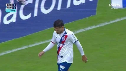Aos 10 min do 1º tempo - chute dentro da área para fora de Sinisterra do Cruzeiro contra o Bahia