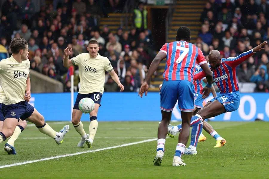 Jean-Philippe Mateta, del Crystal Palace, marca el segundo gol de su equipo