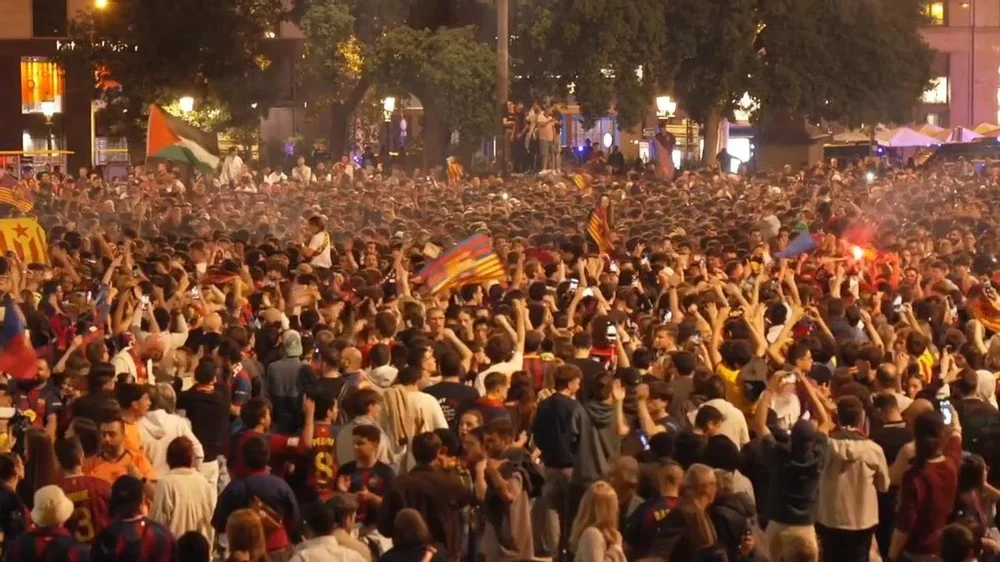 Los aficionados del Barça toman Canaletas para celebrar LaLiga: "Una temporada bestial"