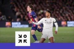 À l'image de Gavi (à g.) à la lutte avec Jude Bellingham, les milieux de terrain barcelonais ont dominé leurs homologues madrilènes dans l'entrejeu dimanche soir. (J. Borrego/Presse Sports)