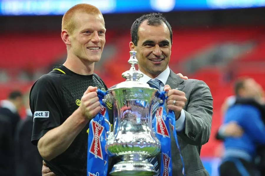 Con la conquista de la FA Cup, Martínez (d.) saltó por primera vez a la escena internacional