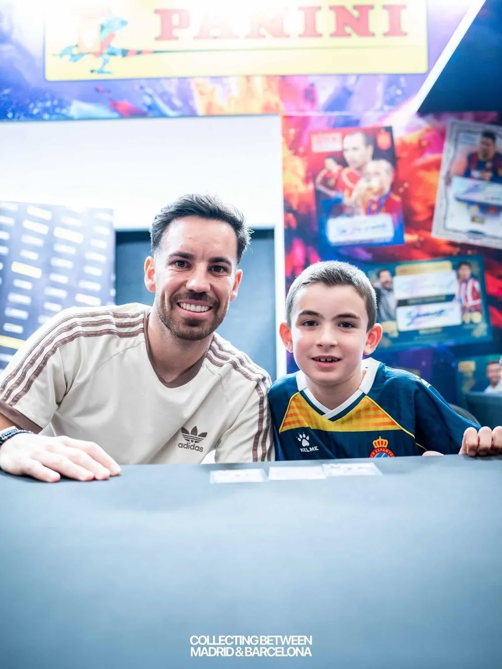 Edu Expósito, jugador del Espanyol, firmó cromos de la mano de Panini