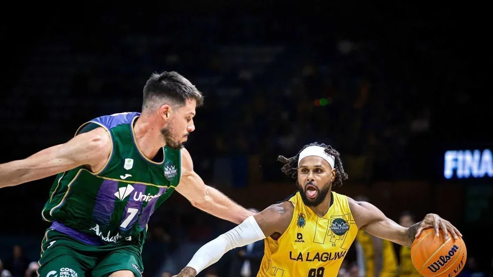 Patty Mills bota el balón ante la defensa de Barreiro.