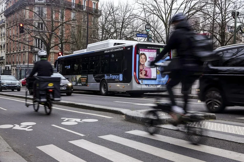 Ciclistas circulan por la avenida Gambetta de París.